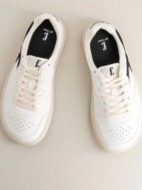 Barefoot white sneakers FLEETERS